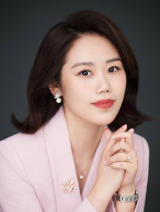 美女扒开粉嫩的尿囗给男生桶